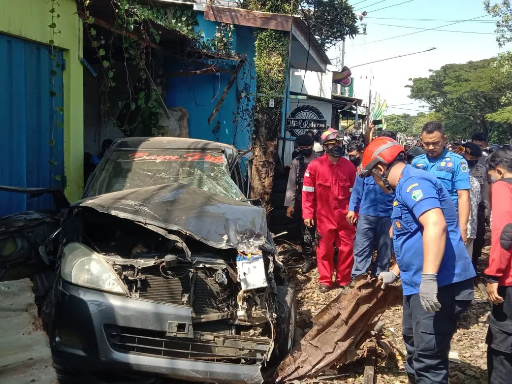 Kondisi Mobil ditabrak Kereta api BBM