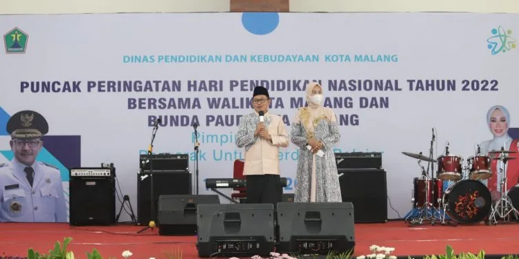 Wali Kota Malang Sutiaji dan Istri