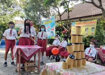 Siswa melakukan praktik matematika
