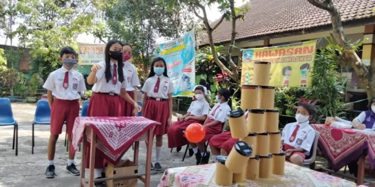 Siswa melakukan praktik matematika