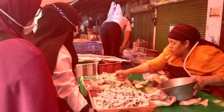 Penjual daging ayam potong