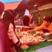 Penjual daging ayam potong