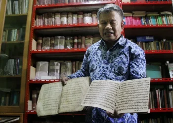 Guru SMA koleksi buku buku lawas
