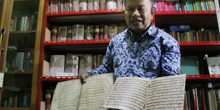 Guru SMA koleksi buku buku lawas