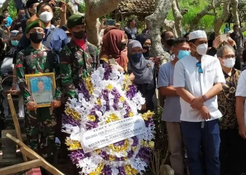 dimakamkan,batu - Achmad Yurianto Dimakamkan secara Militer di TPU Dadaprejo, Batu