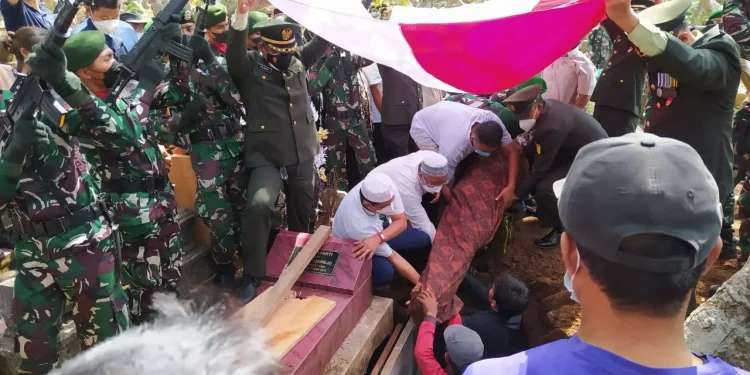 Jenazah Achmad Yurianto dimakamkan