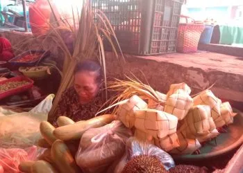 Pedagang ketupat di Pasar Besar Malang