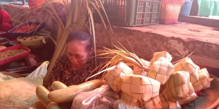 Pedagang ketupat di Pasar Besar Malang
