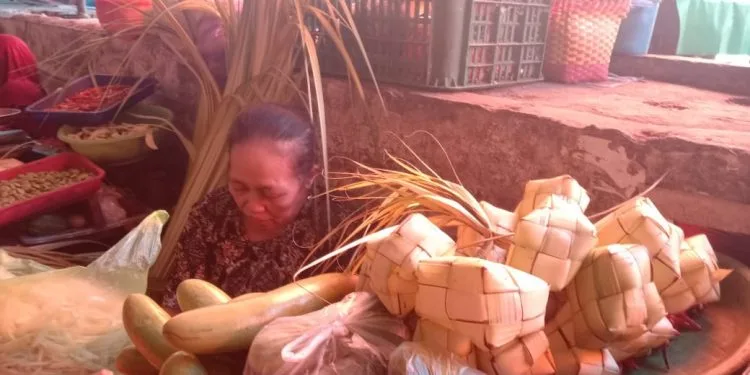 Pedagang ketupat di Pasar Besar Malang