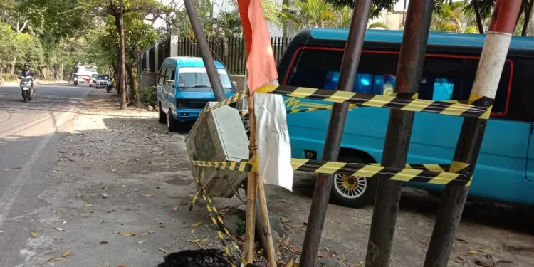 Lubang menganga