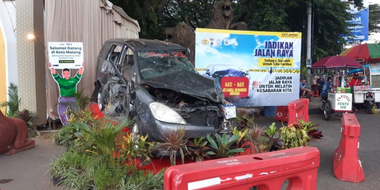 Mobil Ringsek dipajang Polresta Malang Kota