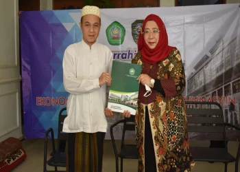Dekan FEB Unisma dan Pengasuh Ponpes Dekan FEB UNISMA, Nur Diana SE, MSI melakukan Mou Dengan K.H Shobih Almuayyat Azis Selaku Ketua Yayasan Pondok Pesantren Tarbiyatul Nasyiin dan SMK Tarbiyatul Nasyiin Desa Pacul Gowang Kabupaten Jombang
