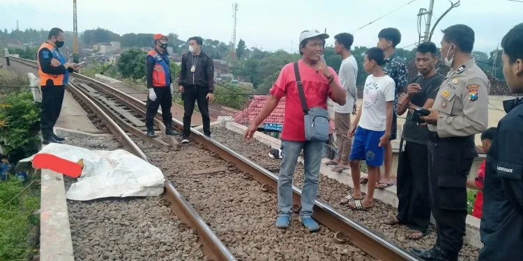 Ditabrak kereta api