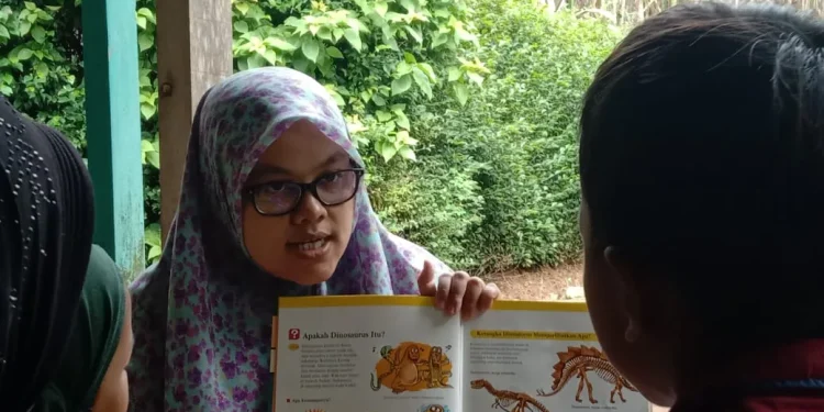 Literasi di tengah Kebun Tebu