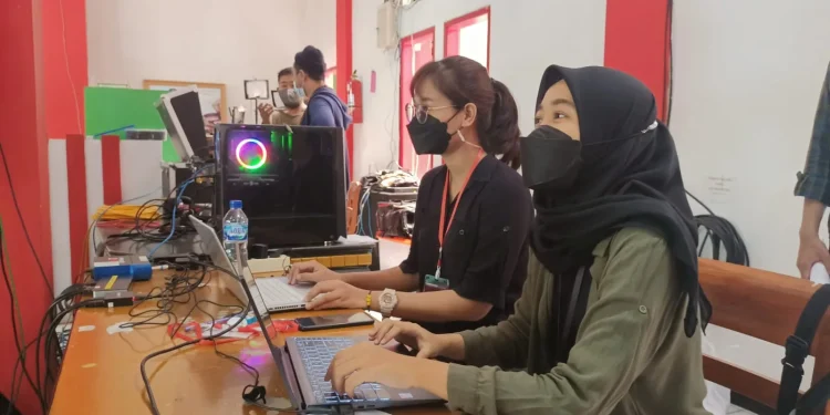 Suasana pelatihan dan mentoring para siswa SMK Telkom Malang berkolaborasi dengan Ngalup.co bersama Jagoan Hosting, Jumat (13/5/2022). Foto/Dok.