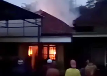 Rumah ludes terbakar