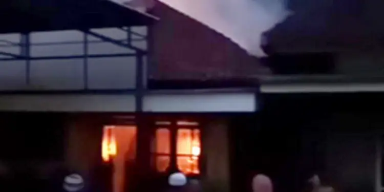 Rumah ludes terbakar