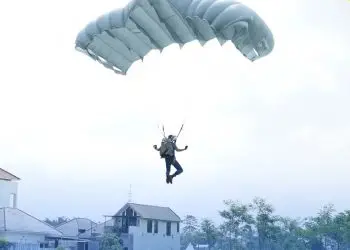 Atraksi Prajurit TNI AL, terjun payung