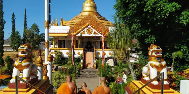 Vihara Dhammadipa Arama umat Buddha