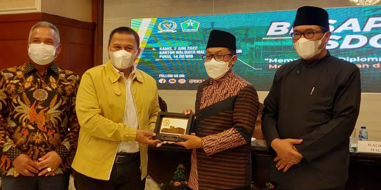 Wali Kota Malang Drs. H. Sutiaji dan Wakil Wali Kota Malang H. Sofyan Edi Jarwoko saat menerima kunjungan Badan Kerja Sama Antarparlemen (BKSAP) DPR RI dalam agenda BKSAP SDGs Day di Ruang Sidang, Balai Kota Malang, Kamis (2/6/2022).