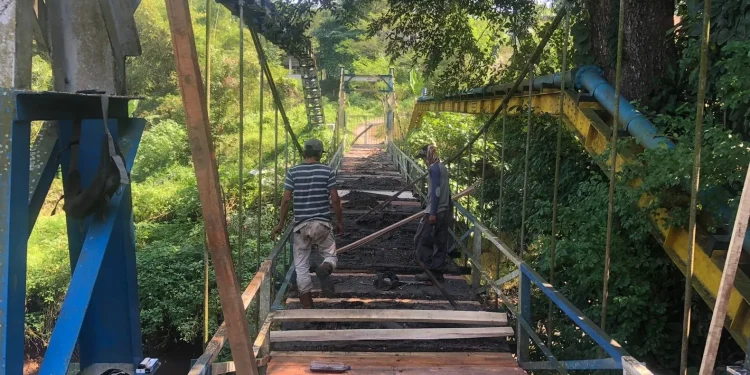 Jembatan gantung pisang candi