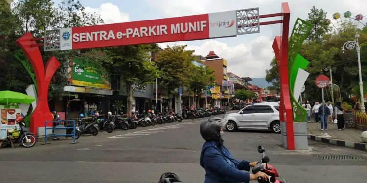 alun-alun - Alun-Alun Kota Batu akan Berlakukan Sistem Parkir Baru Libatkan Rekanan