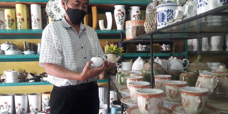 kampung wisata keramik dinoyo