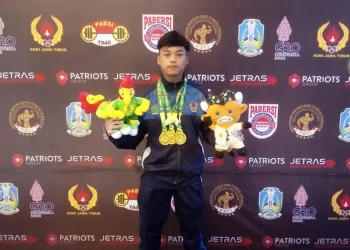 Medali emas angkat besi di Porprov Jatim 2022