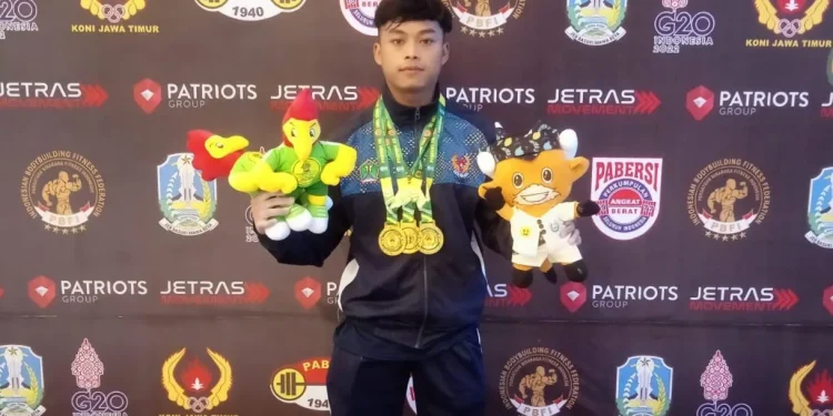 Medali emas angkat besi di Porprov Jatim 2022