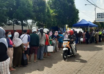 Antrean Minyak Goreng Curah
