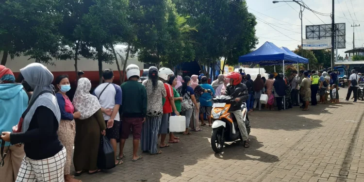 Antrean Minyak Goreng Curah