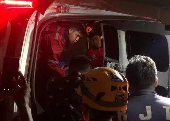 Evakuasi mayat korban bunuh diri