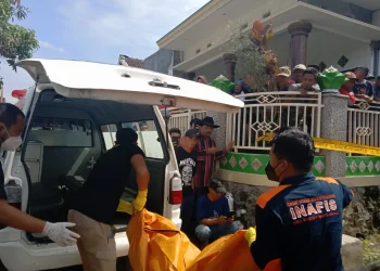 Polisi evakuasi mayat korban nenek Wurlin