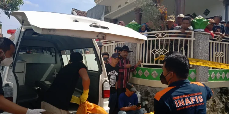 Polisi evakuasi mayat korban nenek Wurlin