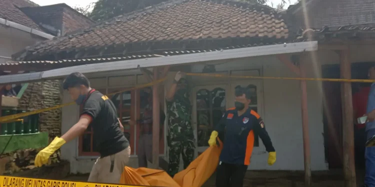 Petugas menggotong mayat nenek korban pembunuhan