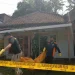 Petugas menggotong mayat nenek korban pembunuhan