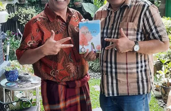Dr Aqua Dwipayana dan Prof Deddy Mulyana, MA, PhD. ,serta Buku “Pada Suatu Musim Semi.dok