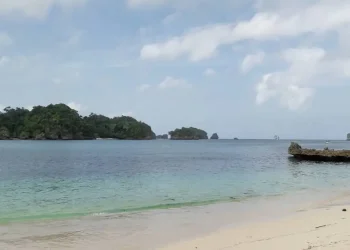 pantai cmc tiga warna