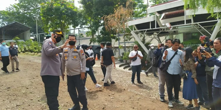 Ditreskrimum Polda Jatim saat mendatangi SMA Selamat Pagi Indonesia (SPI) Kota Batu, Rabu (13/7/2022) dalam rangka olah TKP terkait perkara dugaan eksploitasi ekonomi anak di sekolah yang didirikan Julianto Eka Putra. Foto/Azmy