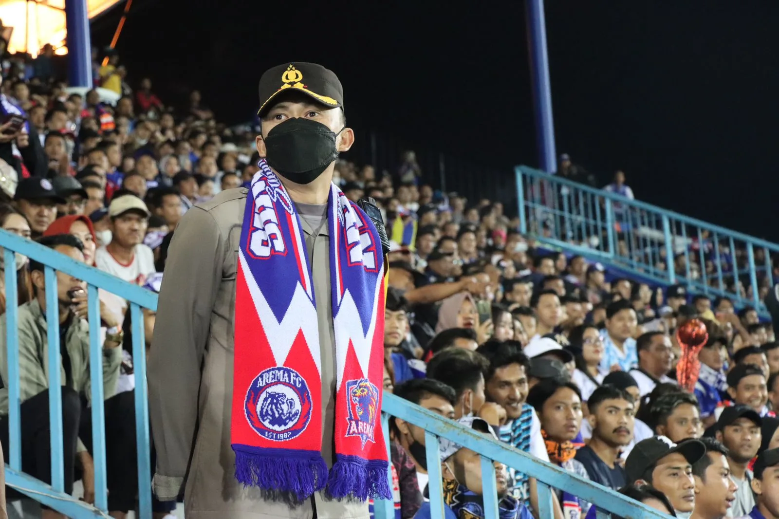 Kapolres Malang, AKBP Ferli Hidayat, saat menonton pertandingan Leg Pertama Final Piala Presiden 2022 antara Arema FC dan Borneo FC, pada Kamis (14/7/2022). Foto: Humas Polres Malang