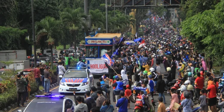 Aremania sambut Arema FC