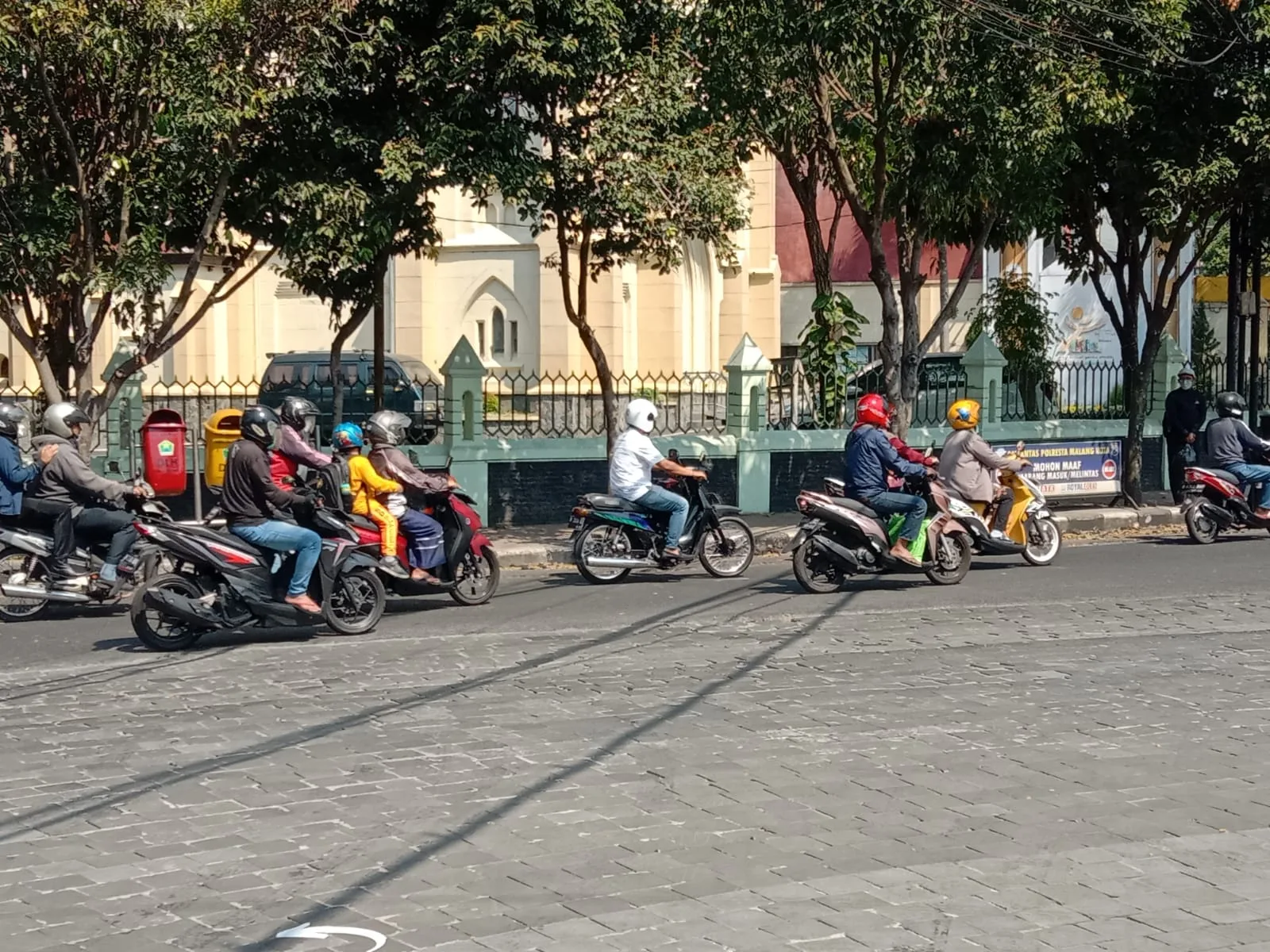 batu andesit