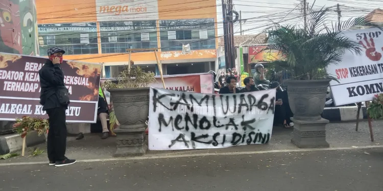 spanduk penolakan demo di Sidang SMA SPI
