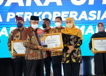 Bupati Malang Sanusi saat menerima penghargaan dari Gubernur Jatim