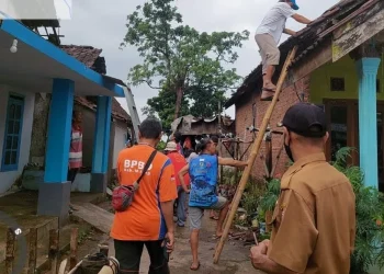 Puting Beliung merusak 10 rumah