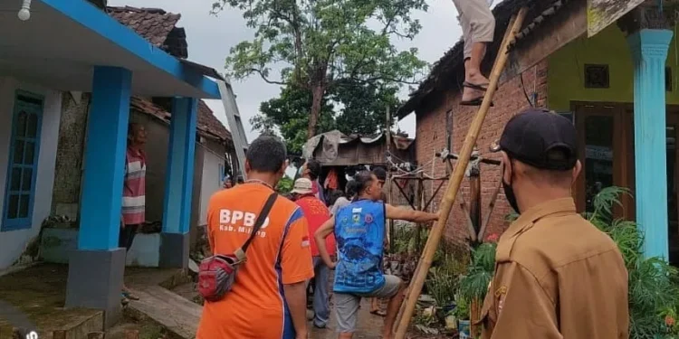 Puting Beliung merusak 10 rumah