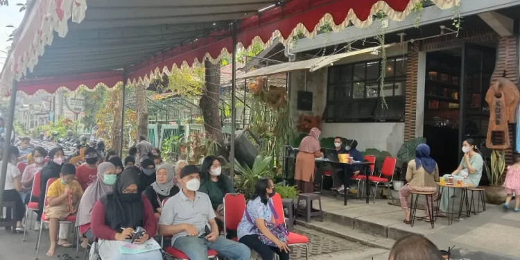 kesdam,kooka caffee - Gandeng Kesdam V Brawijaya, Kooka Caffee Gelar Vaksinasi Berhadiah
