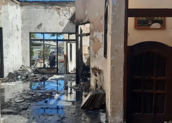 rumah terbakar