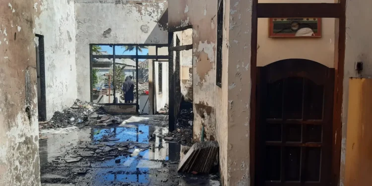 rumah terbakar