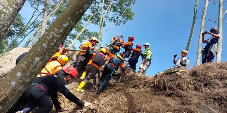 evakuasi korban dari sungai brantas